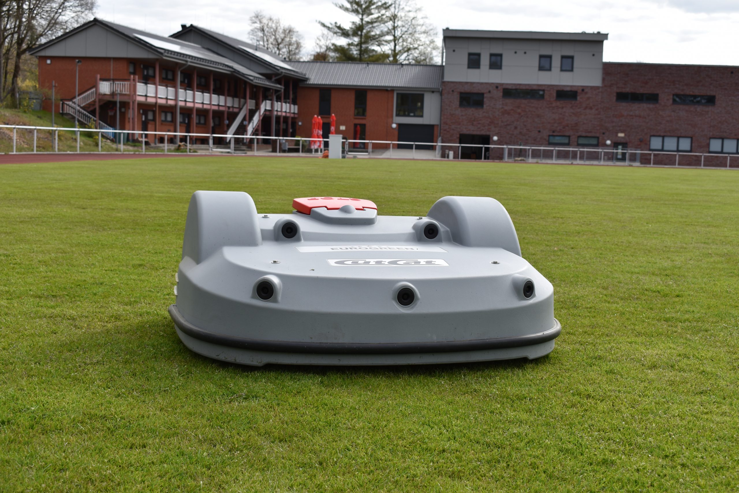 Neuer Mähroboter mit Platz und SportlerheimDSC_0053 DorfFunk SH