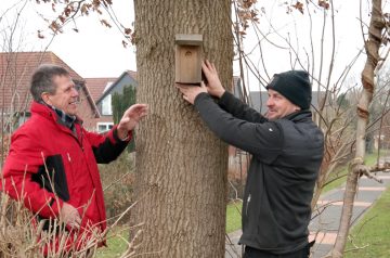 Norbert Feyock und Stephan Schwandt (rechts) kontrollieren einen Nistkasten.