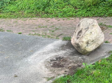 Musste erst beiseite gerollt werden: Ein Findling, der die Zufahrt zum Sportplatz verhindern soll.