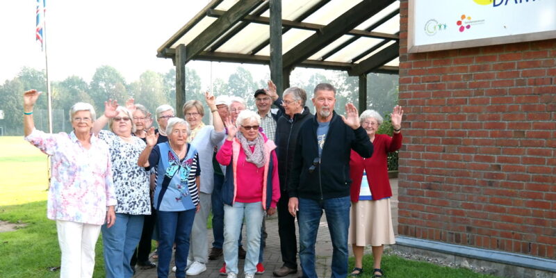 Winkend verabschieden die Damper Helferinnen und Helfer des Partnerschaftsbersuchs die Gäste aus Lubmin.