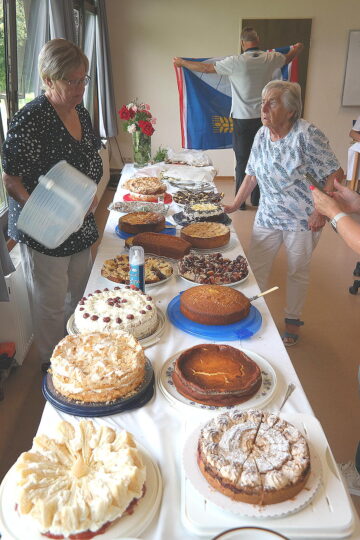 Lecker! Ehrenamtliches Kuchenbüffet.