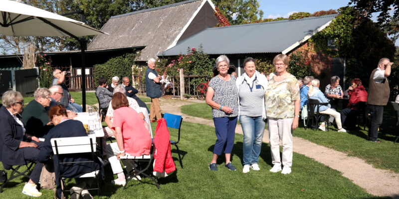 Schönes Ambiente im Hofgarten von Schnurrum. Uta Klingschat, Monika Koch und Elisabeth Denker (v.l.)haben alles im Griff.