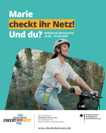 Junge Frau auf Fahrrad fahrend checkt das Mobilfunknetz funkloch-app der Bundesnetzagentur zur Breitbandmessung