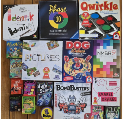 Das Bild zeigt eine Auswahl mehrerer Gesellschaftsspiele, wie z.B. Phase 10, Qwirkle oder Krakel Orakel.