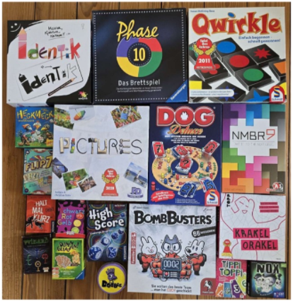 Das Bild zeigt eine Auswahl mehrerer Gesellschaftsspiele, wie z.B. Phase 10, Qwirkle oder Krakel Orakel.