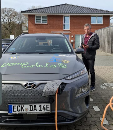 Norbert Feyok, eine der Ehrenamtlichen, die das Dampmobil nutzen, um ältere Menschen zu Arztbesuchen nach Eckernförde oder Kappeln zu fahren.  Hier an der Ladestation hinter dem Edeka-Markt in Vogelsang-Grünholz.
