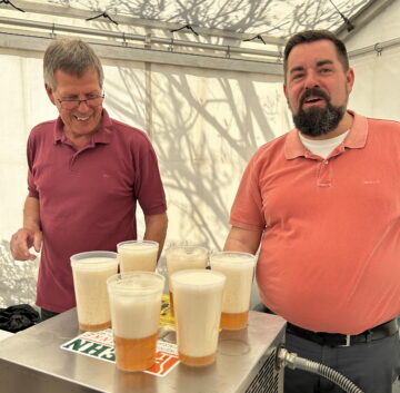 Lösten das Problem der überschäumenden Bier-Zapfanlage souverän: Norbert Feyock und stellvertretender Bürgermeister Raidum Rodde.